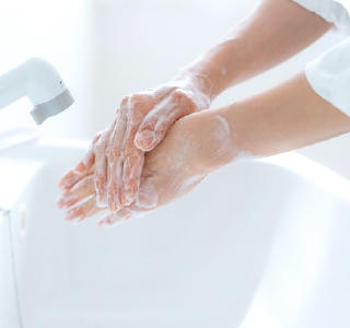 手を洗う写真